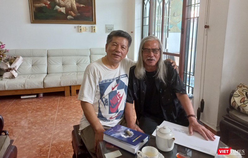 Nhà thơ Trần Mạnh Hảo (trái) và tác giả Xuân Ba