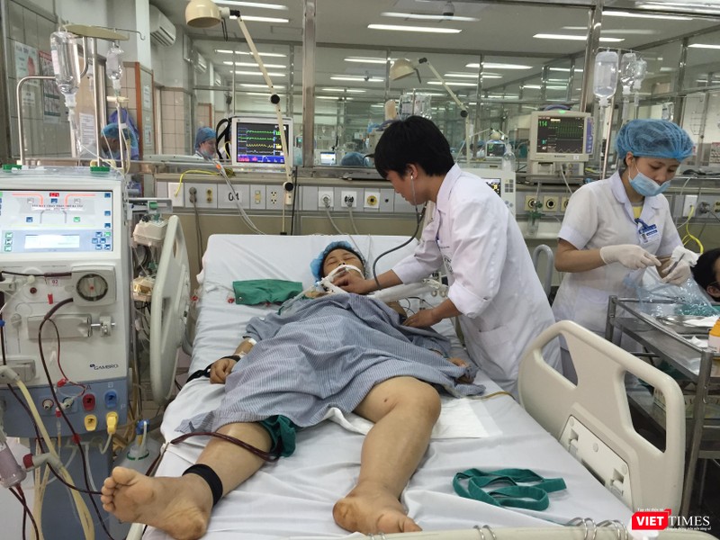 Ths. Phạm Thế Thạch - Phó trưởng Khoa Hồi sức Tích cực Bệnh viện Bạch Mai - đang điều trị cho bệnh nhân cấp cứu Ths. Phạm Thế Thạch - Phó trưởng Khoa Hồi sức Tích cực Bệnh viện Bạch Mai - đang điều trị cho bệnh nhân cấp cứu