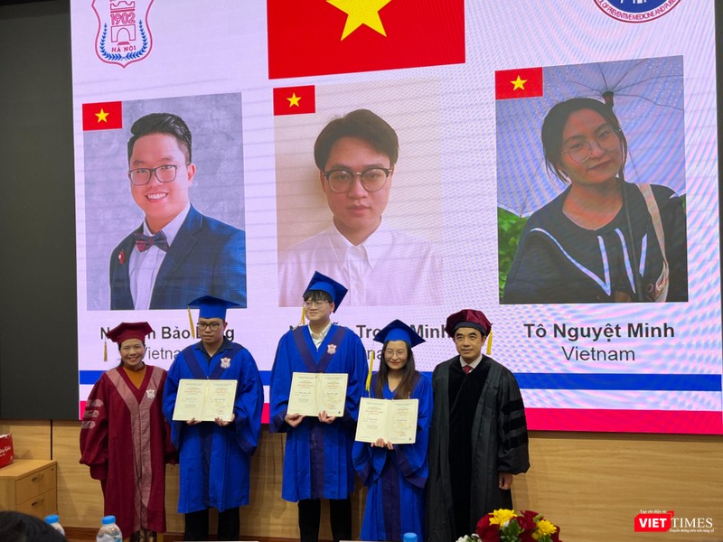 Các tân thạc sĩ y tế công cộng quốc tế nhận bằng tốt nghiệp