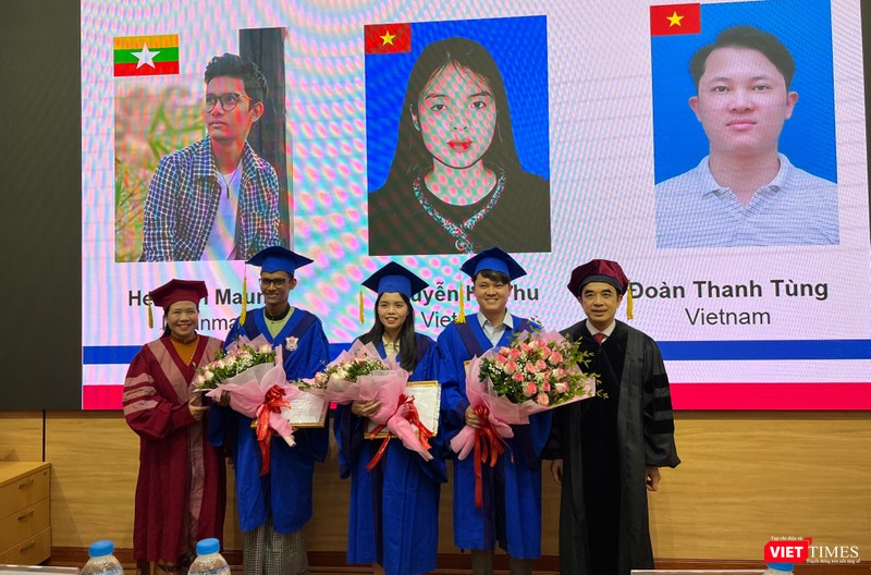 GS.TS. Nguyễn Hữu Tú - Hiệu trưởng Trường Đại học Y Hà Nội và GS.TS. Lê Thị Hương - Viện trưởng Viện Đào tạo Y học dự phòng và Y tế công cộng - chúc mừng 3 học viên xuất sắc của khóa