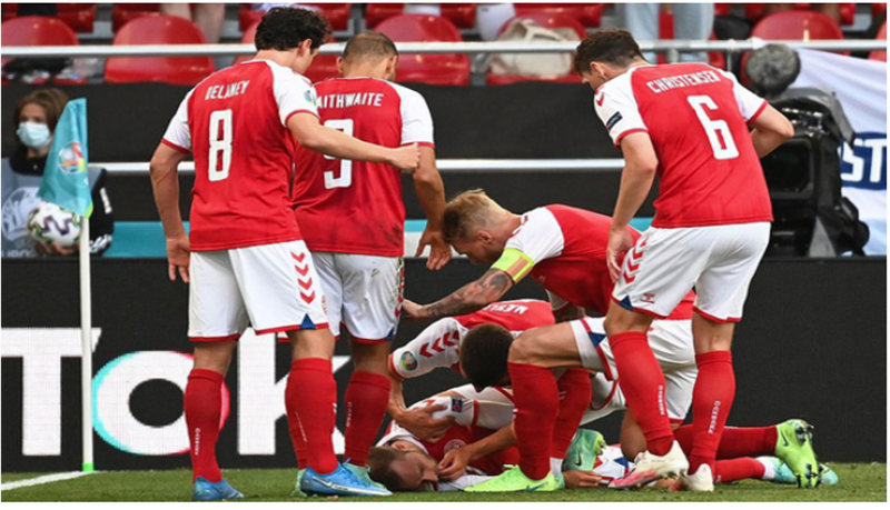 Đội trưởng Simon Kjaer lập tức chạy đến, lật nghiêng Eriksen và kéo lưỡi Eriksen ra, để thông thoáng đường thở, mở ra cơ hội sống cho đồng đội Đội trưởng Simon Kjaer lập tức chạy đến, lật nghiêng Eriksen và kéo lưỡi Eriksen ra, để thông thoáng đường thở, mở ra cơ hội sống cho đồng đội