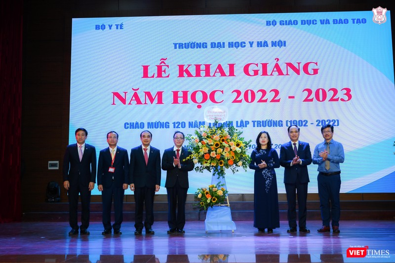 Q. Bộ trưởng Bộ Y tế Đào Hồng Lan tặng hoa chúc mừng thầy và trò Trường Đại học Y Hà Nội nhân năm học mới. Q. Bộ trưởng Bộ Y tế Đào Hồng Lan tặng hoa chúc mừng thầy và trò Trường Đại học Y Hà Nội nhân năm học mới.