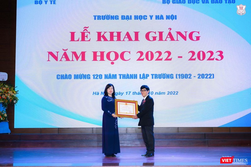 Thừa ủy quyền của Chủ tịch nước, Q. Bộ trưởng Bộ Y tế Đào Hồng Lan trao Huân chương Lao động hạng Ba cho PGS.TS. Bùi Vũ Huy - giảng viên cao cấp bộ môn Truyền nhiễm Trường Đại học Y Hà Nội Thừa ủy quyền của Chủ tịch nước, Q. Bộ trưởng Bộ Y tế Đào Hồng Lan trao Huân chương Lao động hạng Ba cho PGS.TS. Bùi Vũ Huy - giảng viên cao cấp bộ môn Truyền nhiễm Trường Đại học Y Hà Nội