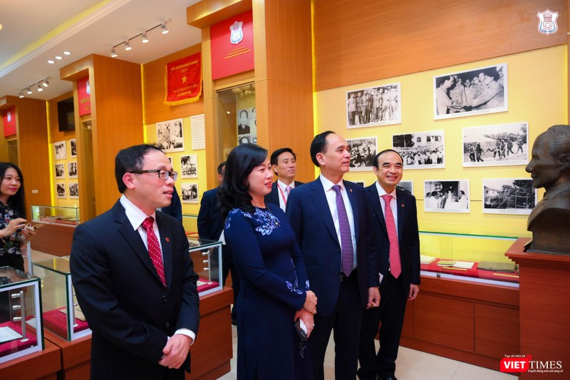 Q. Bộ trưởng Bộ Y tế Đào Hồng Lan cùng lãnh đạo Trường Đại học Y Hà Nội thăm nhà truyền thống của Trường Q. Bộ trưởng Bộ Y tế Đào Hồng Lan cùng lãnh đạo Trường Đại học Y Hà Nội thăm nhà truyền thống của Trường