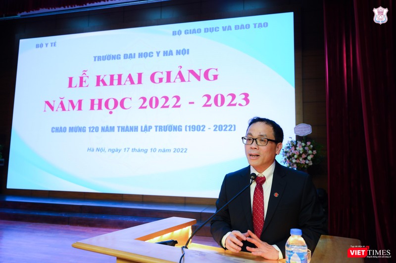 GS.TS. Tạ Thành Văn - Bí thư Đảng ủy, Chủ tịch Hội đồng trường Trường Đại học Y Hà Nội - nhấn mạnh: Lễ khai giảng hôm nay là dấu ấn khởi đầu rất đẹp của năm học mới, hướng đến kỷ niệm 120 năm thành lập Trường Đại học Y Hà Nội. GS.TS. Tạ Thành Văn - Bí thư Đảng ủy, Chủ tịch Hội đồng trường Trường Đại học Y Hà Nội - nhấn mạnh: Lễ khai giảng hôm nay là dấu ấn khởi đầu rất đẹp của năm học mới, hướng đến kỷ niệm 120 năm thành lập Trường Đại học Y Hà Nội.