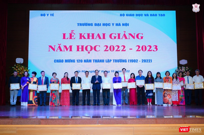 Trao Bằng khen của Bộ Y tế cho các giảng viên Trường Đại học Y Hà Nội có nhiều thành tích Trao Bằng khen của Bộ Y tế cho các giảng viên Trường Đại học Y Hà Nội có nhiều thành tích