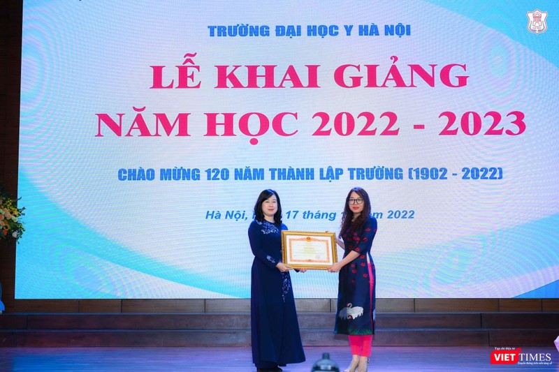 Q. Bộ trưởng Bộ Y tế Đào Hồng Lan trao Bằng khen của Thủ tướng cho đại diện Trung tâm Khảo thí và đảm bảo chất lượng giáo dục Trường Đại học Y Hà Nội Q. Bộ trưởng Bộ Y tế Đào Hồng Lan trao Bằng khen của Thủ tướng cho đại diện Trung tâm Khảo thí và đảm bảo chất lượng giáo dục Trường Đại học Y Hà Nội