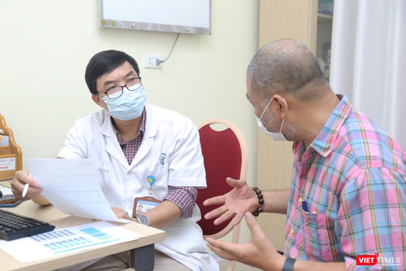 TS. Dương Trọng Hiền - Trưởng khoa Phẫu thuật cấp cứu Tiêu hóa - tư vấn cho bệnh nhân béo phì