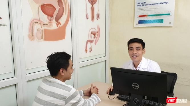 TS. Nguyễn Hoài Bắc - Trưởng khoa Nam học và Y học giới tính (BV Đại học Y Hà Nội)- tư vấn cho bệnh nhân nam học TS. Nguyễn Hoài Bắc - Trưởng khoa Nam học và Y học giới tính (BV Đại học Y Hà Nội)- tư vấn cho bệnh nhân nam học