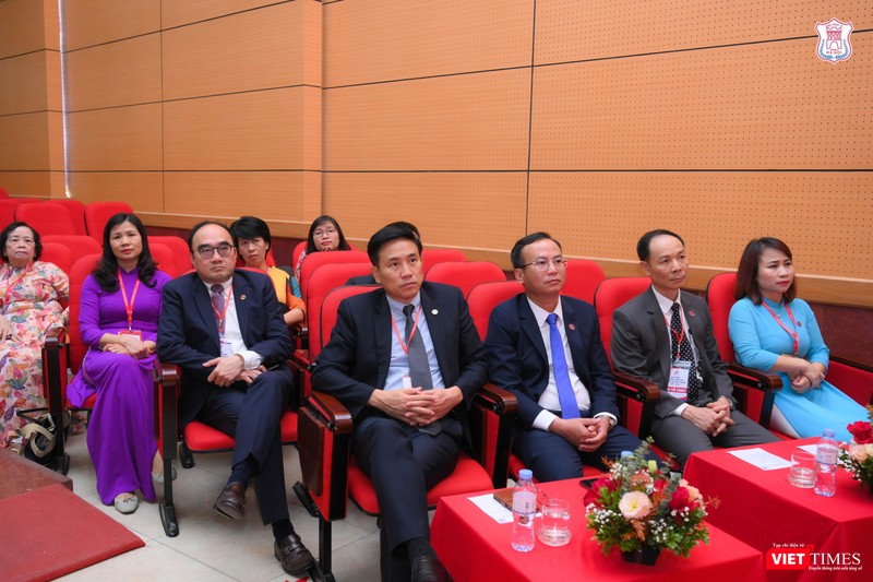 Các thế hệ thầy và trò Trường Đại học Y Hà Nội dự lễ kỷ niệm