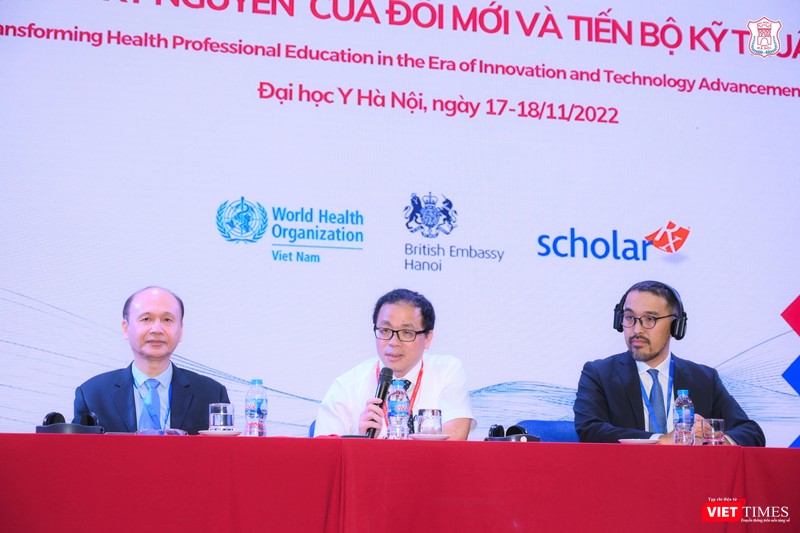 GS.TS. Tạ Thành Văn (giữa) - Chủ tịch Hội đồng trường Trường Đại học Y Hà Nội trao đổi tại hội thảo