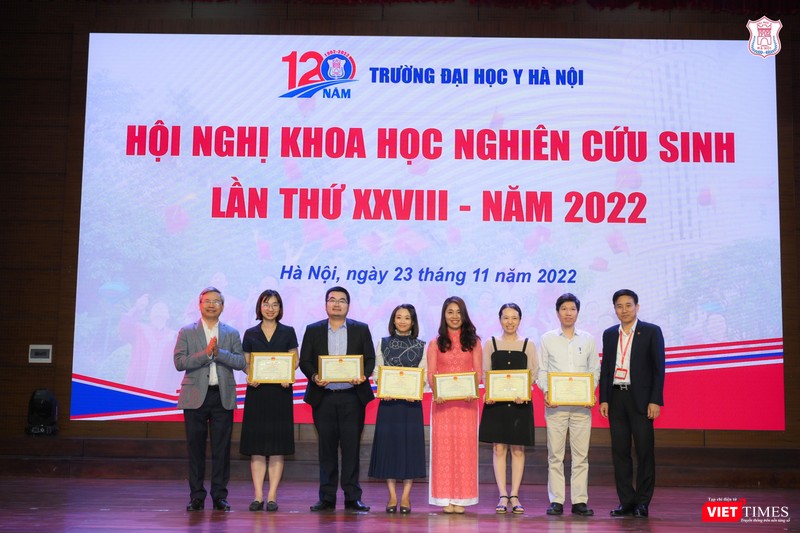 Trao giải Nhì cho các nghiên cứu sinh