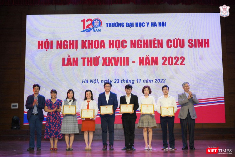 Trao giải Ba cho các tác giả