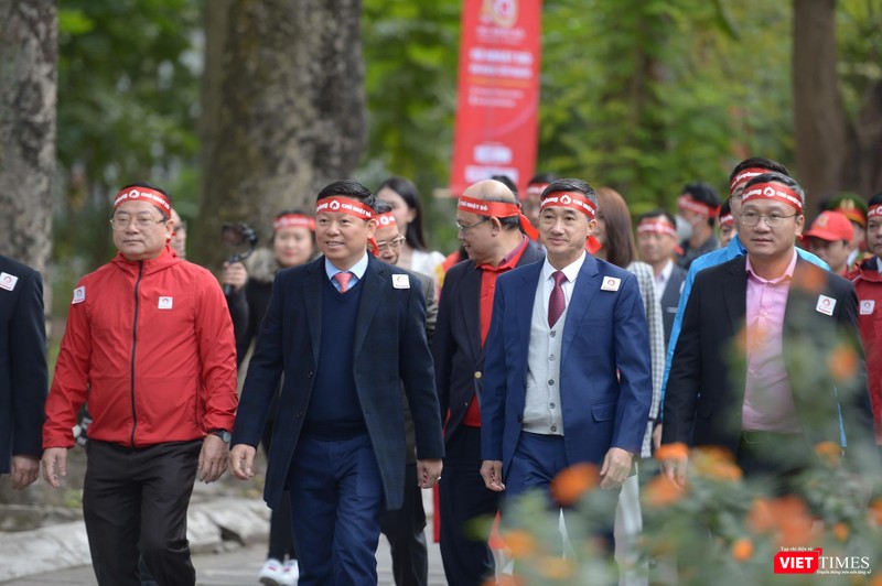 Đại diện Ban Tuyên giáo Trung ương, Bộ Y tế, Trung ương Đoàn TNCS HCM, Ủy ban An toàn giao thông Quốc gia và đông đảo người dân, sinh viên các trường đại học tham gia diễu hành cổ động Chủ nhật Đỏ. Đại diện Ban Tuyên giáo Trung ương, Bộ Y tế, Trung ương Đoàn TNCS HCM, Ủy ban An toàn giao thông Quốc gia và đông đảo người dân, sinh viên các trường đại học tham gia diễu hành cổ động Chủ nhật Đỏ.