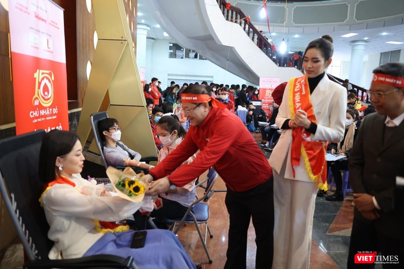 Nhà báo Lê Xuân Sơn - Tổng Biên tập báo Tiền Phong, Trưởng Ban Tổ chức chương trình Chủ nhật Đỏ - tặng hoa các người đẹp hiến máu tình nguyện trong buổi khai mạc Nhà báo Lê Xuân Sơn - Tổng Biên tập báo Tiền Phong, Trưởng Ban Tổ chức chương trình Chủ nhật Đỏ - tặng hoa các người đẹp hiến máu tình nguyện trong buổi khai mạc