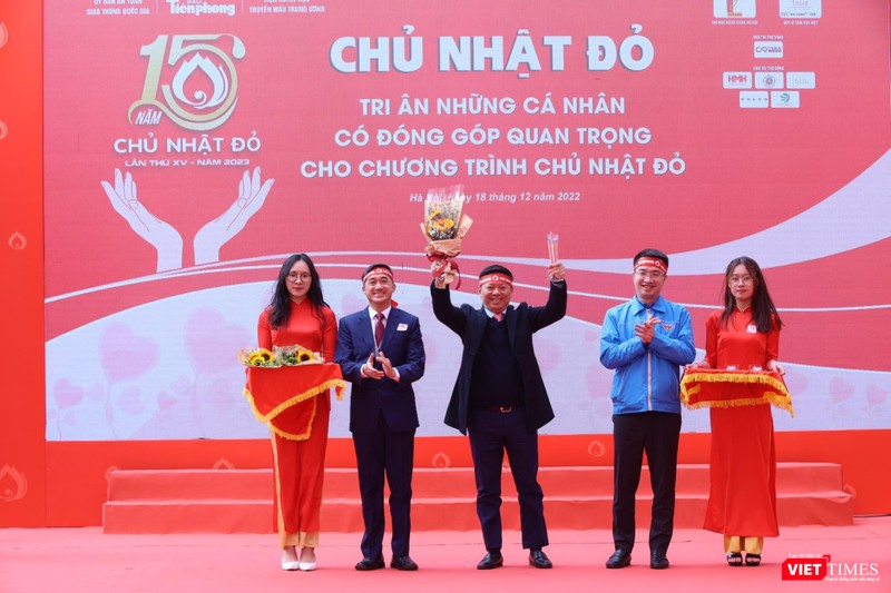 Thứ trưởng Bộ Y tế Trần Văn Thuấn và anh Nguyễn Tường Lâm - Bí thư Trung ương Đoàn TNCS HCM - tặng hoa tri ân những cá nhân có đóng góp quan trọng cho chương trình Chủ nhật Đỏ Thứ trưởng Bộ Y tế Trần Văn Thuấn và anh Nguyễn Tường Lâm - Bí thư Trung ương Đoàn TNCS HCM - tặng hoa tri ân những cá nhân có đóng góp quan trọng cho chương trình Chủ nhật Đỏ