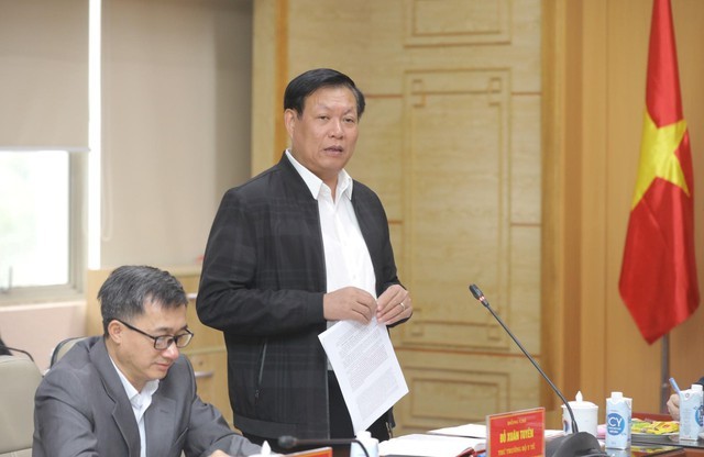 Thứ trưởng Bộ Y tế Đỗ Xuân Tuyên báo cáo với Phó Thủ tướng Trần Hồng Hà về hàng loạt khó khăn, vướng mắc trong lĩnh vực mua thuốc, trang thiết bị