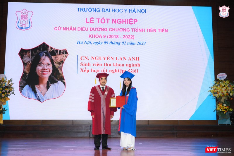 GS.TS. Nguyễn Hữu Tú chúc mừng sinh viên đạt Thủ khoa ngành và tốt nghiệp loại Giỏi