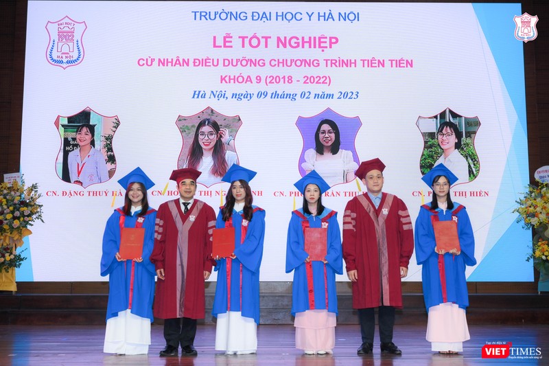 GS.TS. Nguyễn Hữu Tú - Hiệu trưởng và TS. Trương Quang Trung - Phó trưởng Khoa Điều dưỡng Trường Đại học Y Hà Nội trao bằng tốt nghiệp cho các tân Cử nhân Điều dưỡng của chương trình đào tạo quốc tế