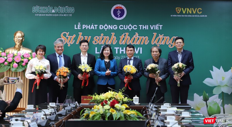 Bộ trưởng Bộ Y tế Đào Hồng Lan tặng hoa Ban Giám khảo cuộc thi “Sự hy sinh thầm lặng”