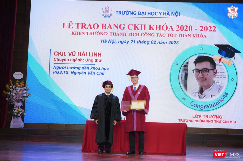 Trao bằng tốt nghiệp và giấy khen của nhà trường cho học viên chuyên khoa II có thành tích công tác tốt toàn khóa