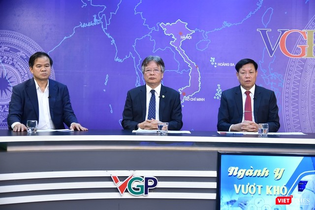 Thứ trưởng Bộ Y tế Đỗ Xuân Tuyên; GS.TS. Trần Bình Giang - Giám đốc BV HN Việt Đức; PGS.TS. Đào Xuân Cơ - Giám đốc BV Bạch Mai - tham gia buổi tọa đàm