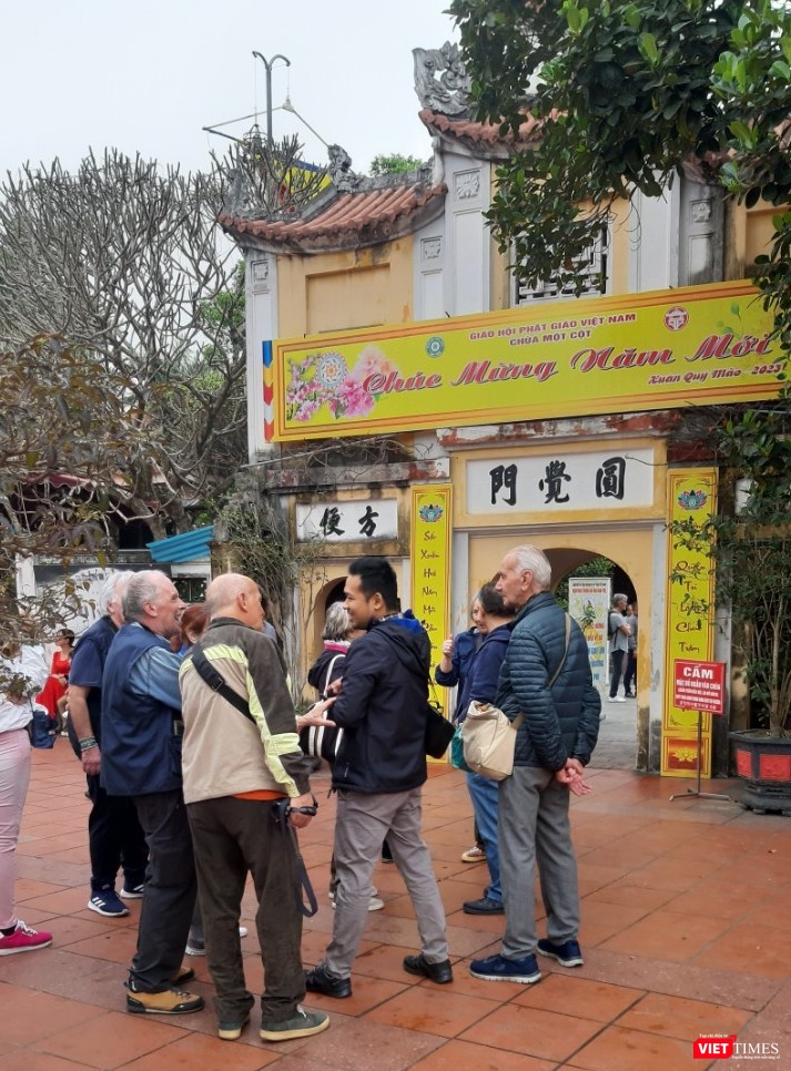 Khách du lịch nước ngoài tham quan Di sản chùa Một Cột Khách du lịch nước ngoài tham quan Di sản chùa Một Cột