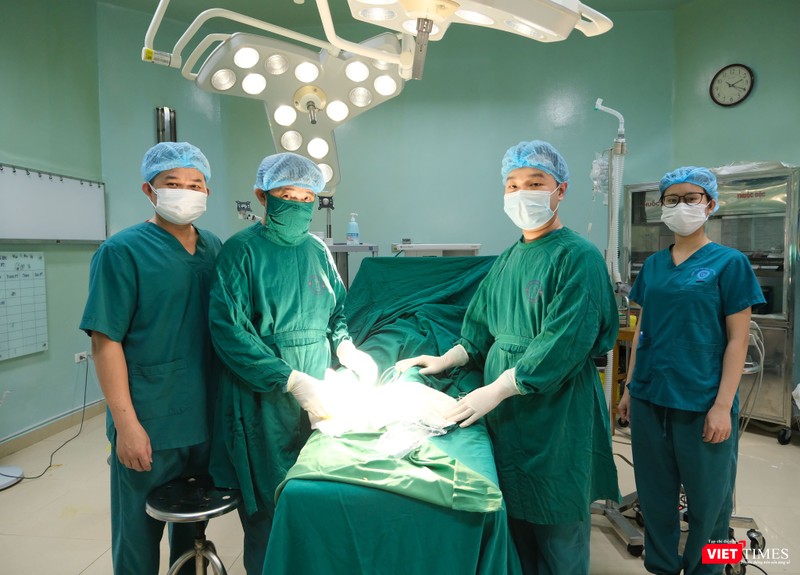 Các bác sĩ thực hiện ca phẫu thuật cho bệnh nhân bị biến chứng đái tháo đường