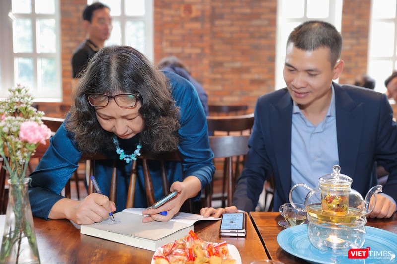 Bà Lê Anh Thúy ký tặng sách cho người hâm mộ nhạc sĩ Hồng Đăng