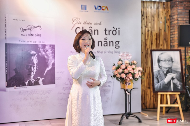 Ca sĩ Thanh Tâm với bài "Hoa sữa" của Hồng Đăng
