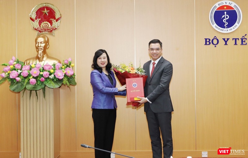 Bộ trưởng Đào Hồng Lan tặng hoa chúc mừng ông Hà Anh Đức