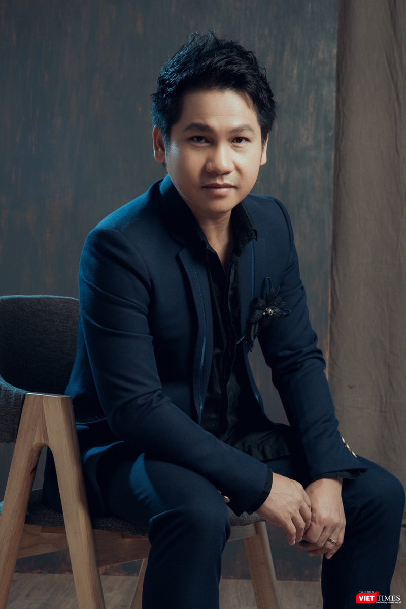 Ca sĩ Trọng Tấn trong một tiết dạy học thanh nhạc