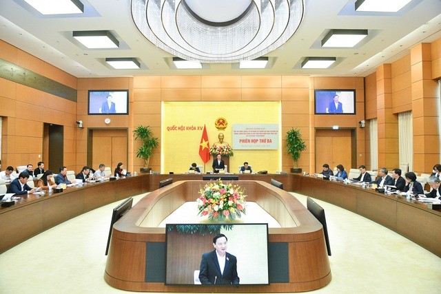 Phải bảo đảm tiền lương, phụ cấp, chế độ đãi ngộ thỏa đáng để giữ chân nhân viên y tế cơ sở - Ảnh 1.