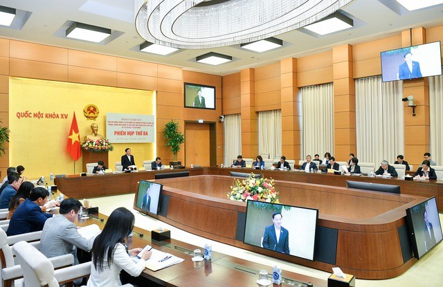 Phải bảo đảm tiền lương, phụ cấp, chế độ đãi ngộ thỏa đáng để giữ chân nhân viên y tế cơ sở - Ảnh 3.