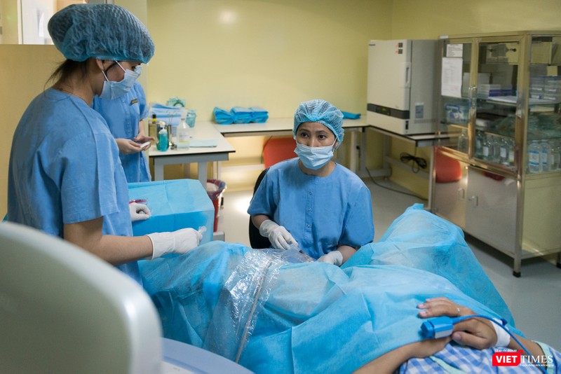 PGS. TS. BS. Vương Thị Ngọc Lan thực hiện thủ thuật chọc hút noãn