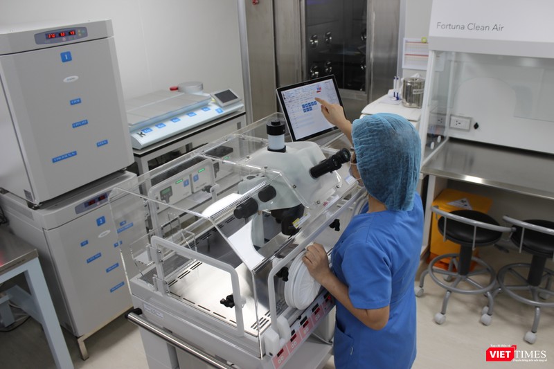 Thao tác với phôi và ghi nhận chất lượng phôi qua phiếu theo dõi phôi điện tử