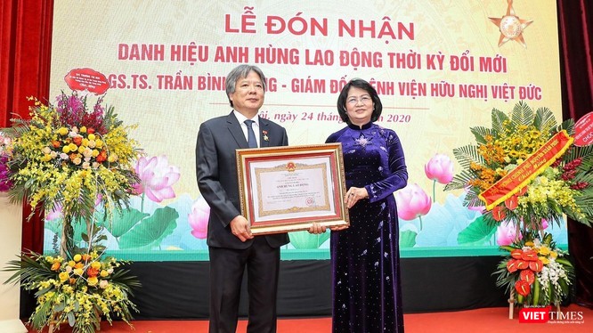 Phó Chủ tịch nước Đặng Thị Ngọc Thịnh trao tặng danh hiệu AHLĐ cho GS.TS. Trần Bình Giang - Giám đốc BV Hữu nghị Việt Đức