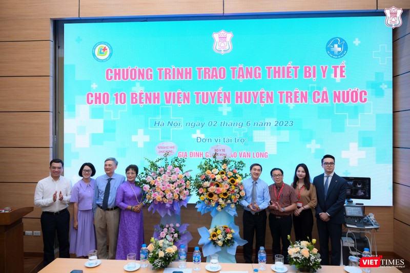 VT_tang hoa gia dinh GS Longfd.jpg