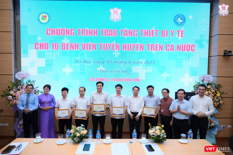 VT_tang quà 305d.jpg