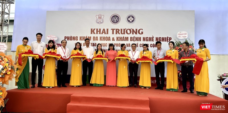 Lãnh đạo Trường Đại học Y Hà Nội và lãnh đạo Viện Đào tạo Y học dự phòng và Y tế công cộng cắt băng khai trương Phòng khám Đa khoa và Khám bệnh nghề nghiệp chất lượng cao