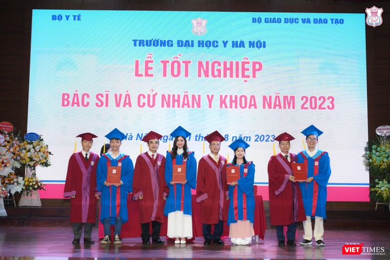 VT_các lãnh đạo trao bằng .jpg