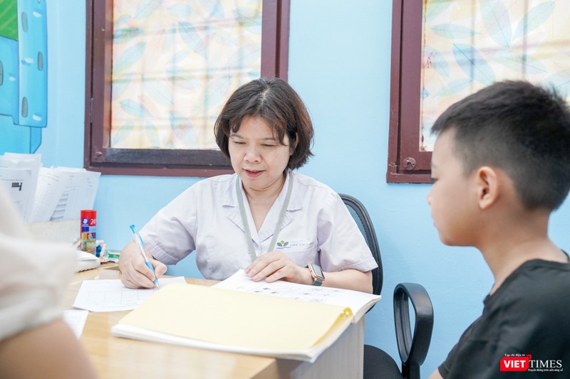 Khám để phát hiện bệnh Tic ở trẻ tại Bệnh viện Nhi Trung ương