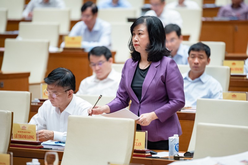 Bộ trưởng Bộ Y tế Đào Hồng Lan báo cáo tại Hội nghị toàn quốc triển khai luật, nghị quyết của Quốc hội khóa XV (ảnh: Lê Bảo)