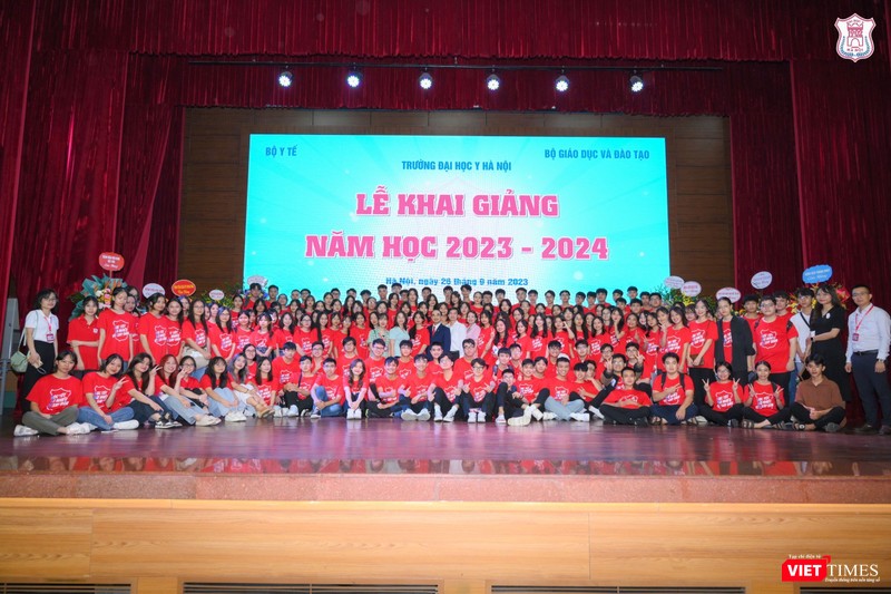Các tân sinh viên của Trường Đại học Y Hà Nội hân hoan trong ngày khai giảng 