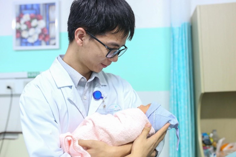 BS. Võ Văn Cường cùng em bé mới sinh tại IVFMD Family.jpg