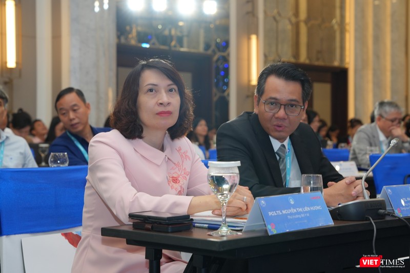 VT_ PGS.TS. Nguyễn Thị Liên Hương – Thứ trưởng Bộ Y tế và TS. Phạm Vũ Hoàng – Phó Tổng Cục trưởng, Tổng cục Dân số - Kế hoạch hóa Gia đình, Bộ Y Tế.JPG