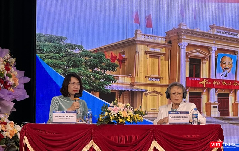 Thứ trưởng Bộ Y tế Nguyễn Thị Liên Hương (trái) và GS. Francoise Barré Sinoussi - người được giải Nobel Y học vì phát hiện ra virus HIV - đồng chủ trì hội thảo khoa học quốc tế “Hướng tới kết thúc dịch bệnh tại Việt Nam” 