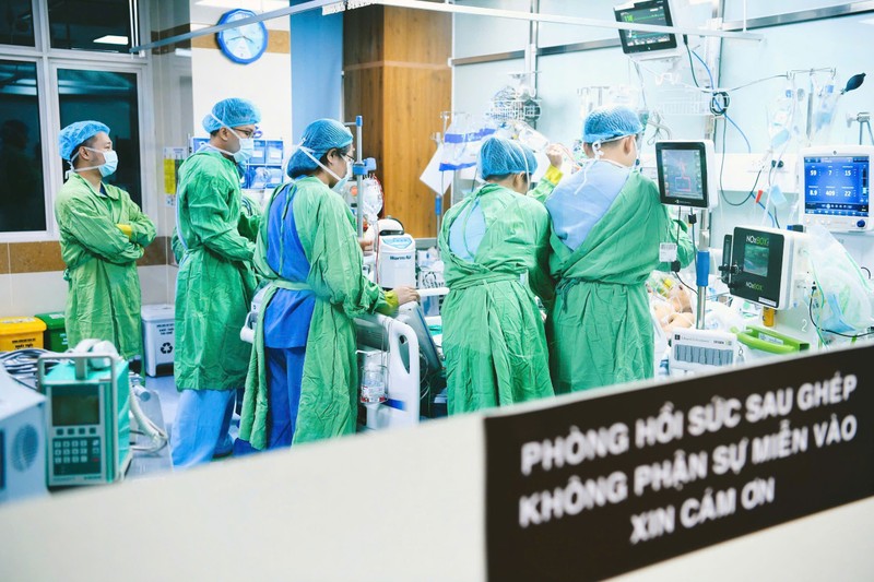 Người bệnh được vào phòng hồi sức ghép tạng.jpg