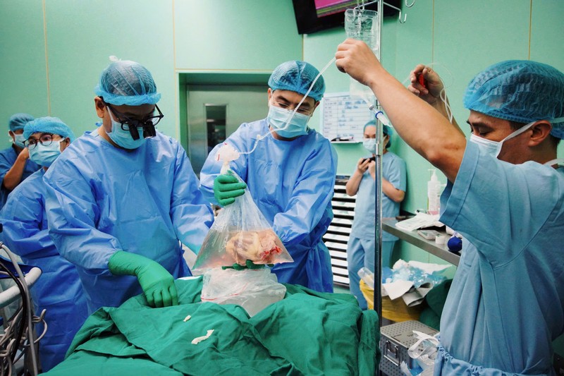 Trái tim được vận chuyển từ Hà Nội về Thành phố Hồ Chí Minh để ghép cho người bệnh.jpg
