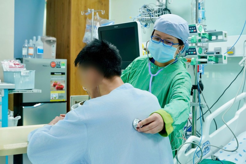 1. ThS BS Thuy tham kham cho nguoi benh.JPEG